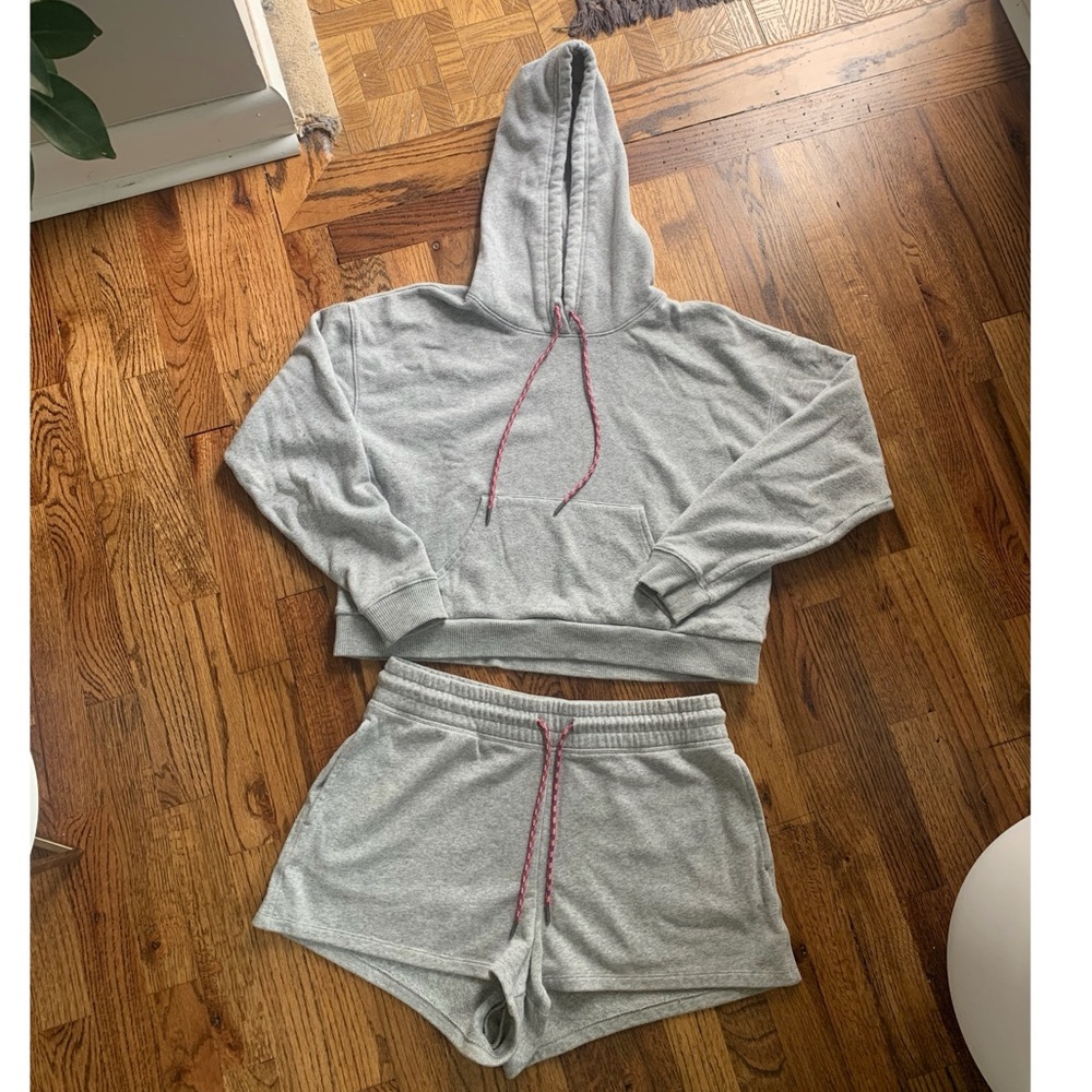 American Eagle Gray Shorts + Hoodie Sweat Outfit